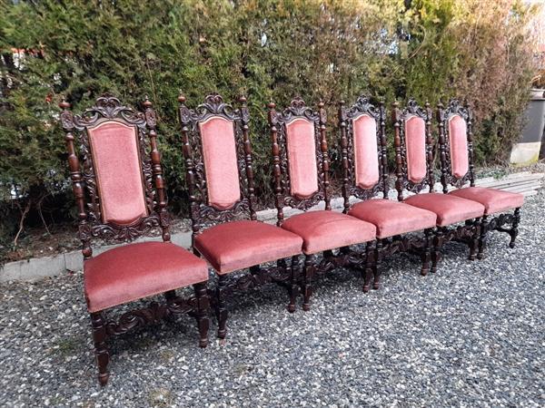Sada vyřezávaných židlí